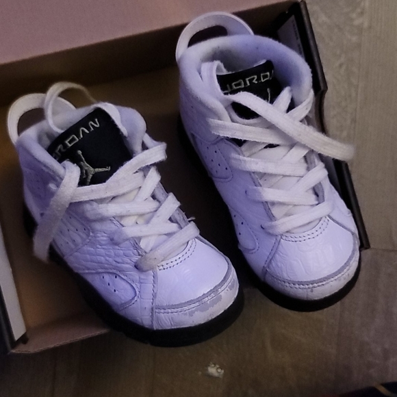 Jordan and Converse - Picture 5 of 11